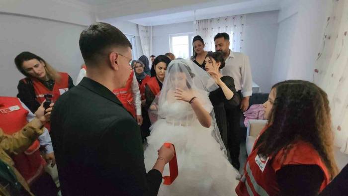 Enkazdan Sağ Çıkan Hediye Hayırseverlerin Desteğiyle Dünyaevine Girdi