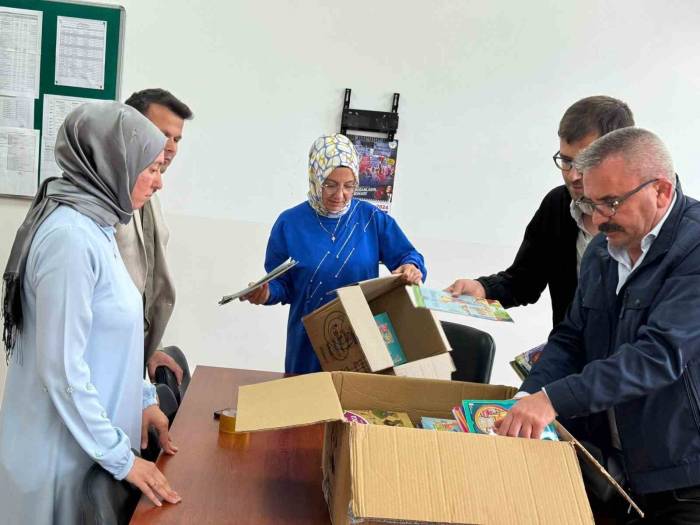 Hisarcıklı Miniklerden Deprem Bölgesindeki Öğrencilere Kitap Desteği