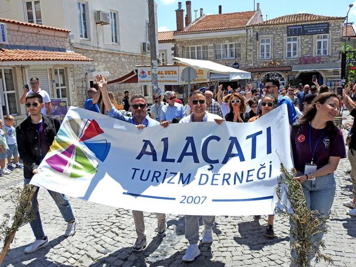Alaçatı İki Yaka Festivali Sokakları Karnaval Alanına Çevirdi