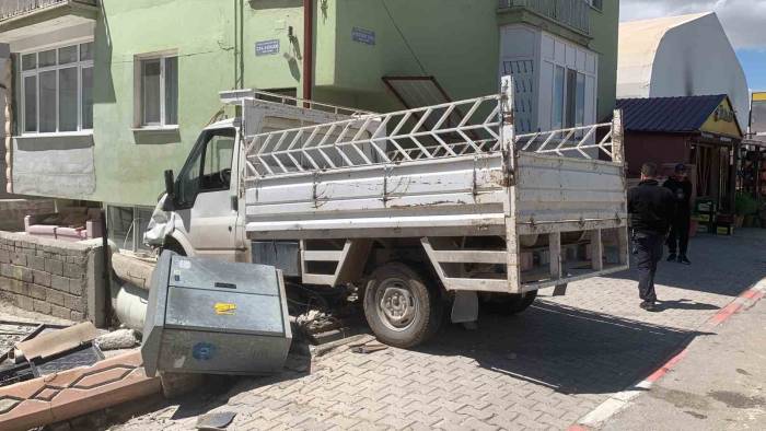 Kamyonetin Bahçe Duvarına Çarpma Anı Kameraya Yansıdı: 2 Yaralı