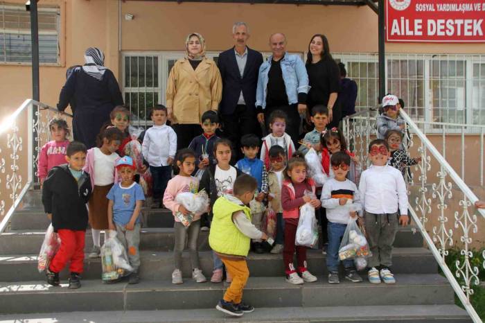 Emanet Kitapla Öğretmen Olan Tümay, Malazgirt’te Çocukları Sevindirdi