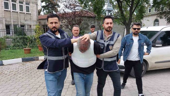 Öğretmen Eşini Öldüren Koca Adliyeye Sevk Edildi