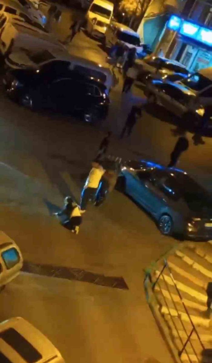 İstanbul’da Sokakta Yumruklu Kavgalar Kamerada: Kadın Aldığı Darbeyle Yere Düştü