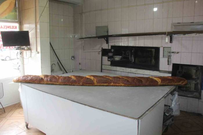 Boyundan Büyük Somun Ekmeği Üretti