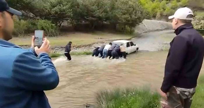 Debisi Yükselen Derede Mahsur Kalan Aracı İterek Kurtardılar