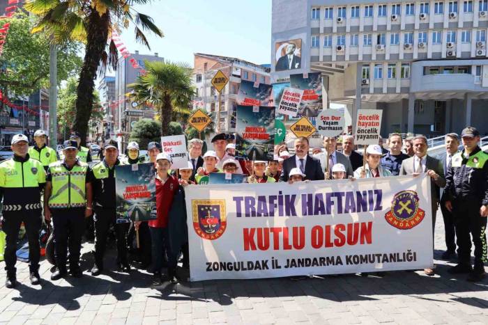 Trafik Haftası Kutlamasına Katılanlara Kırmızı Düdük Ddağıtıldı