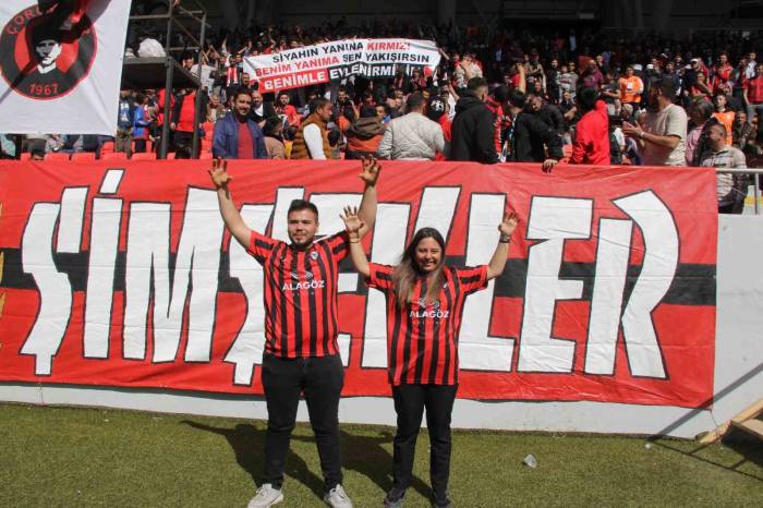 Yeşil Sahada Evlilik Teklifi