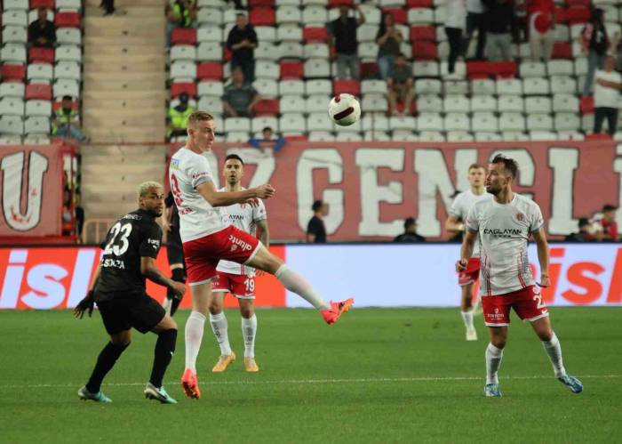 Trendyol Süper Lig: Antalyaspor: 1 - Pendikspor: 2 (İlk Yarı)