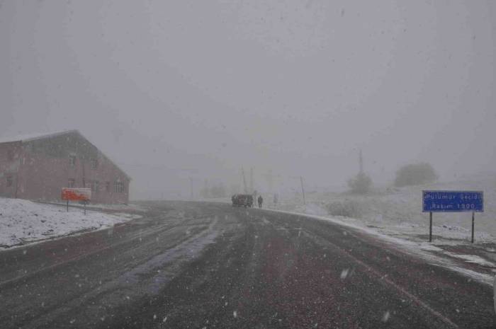 Pülümür’ün Yüksek Kesimleri Beyaza Büründü