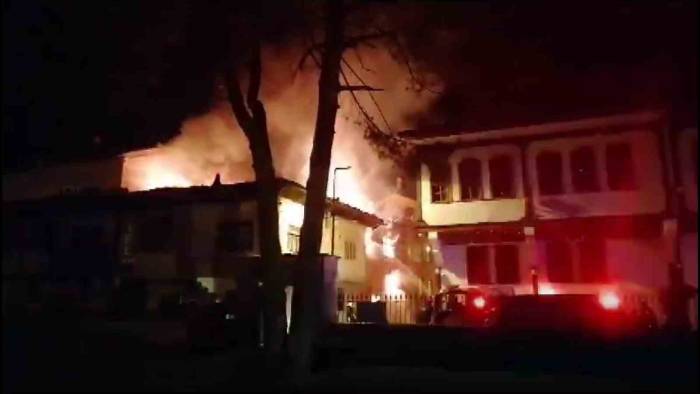 Amasya’da 100 Yıllık Tarihi Konak Alevlere Teslim Oldu: Yangın 4 Binaya Da Sıçradı