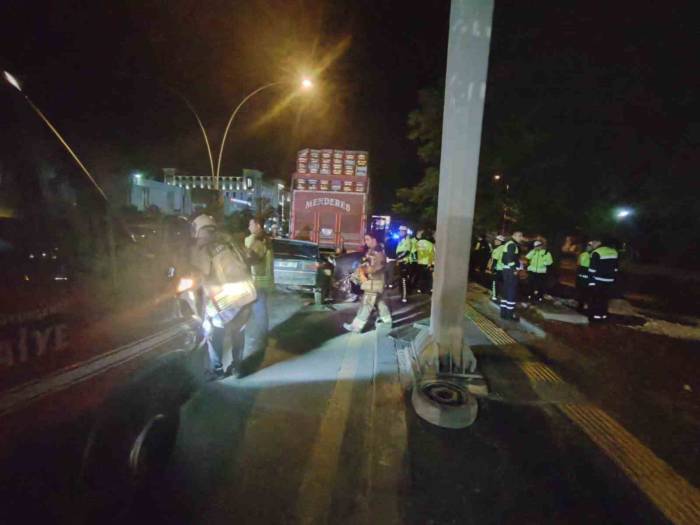 Kamyona Ok Gibi Saplanan Otomobil Hurda Yığınına Döndü: 1 Ölü