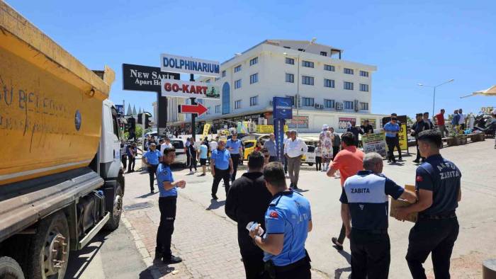 Görüntü Kirliliği Oluşturup Sokak Trafiğini Zora Sokarak Turizmi Olumsuz Etkileyen Yapı İşgalleri Kaldırılıyor