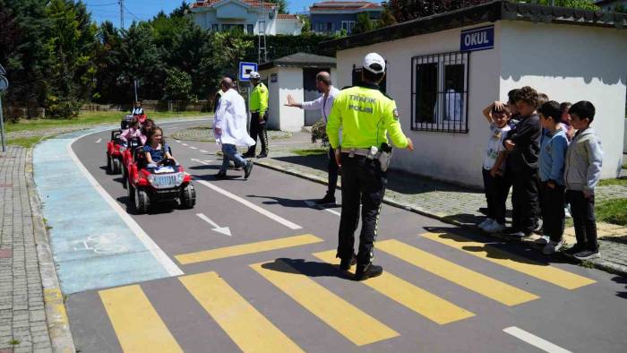 Arnavutköy’de Öğrencilere ‘Trafik Bilinci’ Eğitimi Verildi