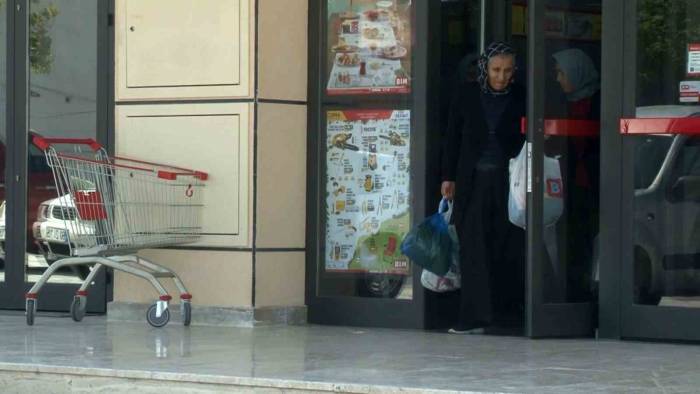 Bim Şubesinde ’skandal’ Görüntü: Tavukları Binek Araçlarla Taşıdılar