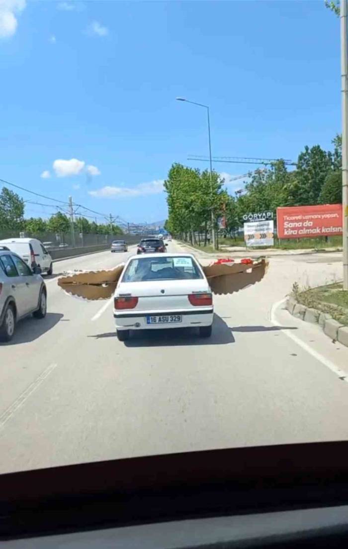 Otomobil İle Çelenk Taşıdı