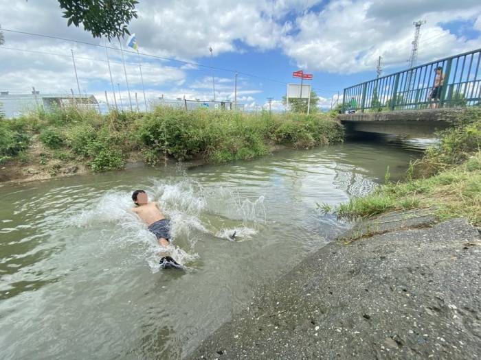 Çocuklarını Kanallardan Uzak Tutun