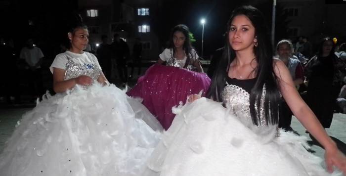 Genç Kızlar Gelinlik Giyip 9/8 Müziklerle Hıdırellez’i Kutladı