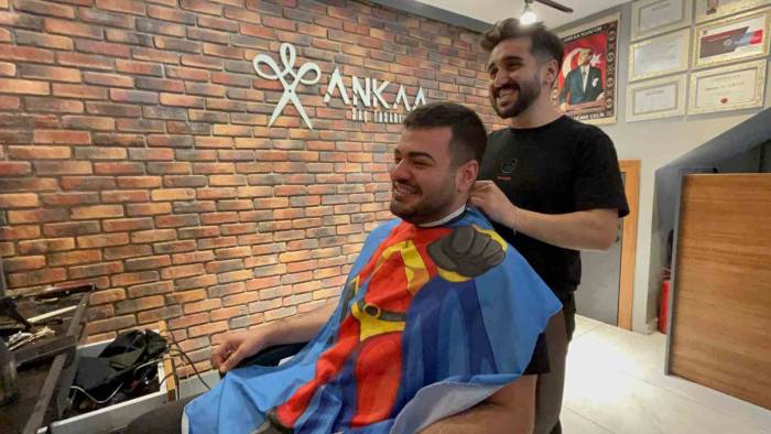 Kuaförün Yaptığıyla Müşterilerini Gülme Krizine Soktuğu Anlar Sosyal Medyada İlgi Odağı Oldu