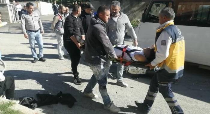 16 Yaşındaki Ehliyetsiz Çocuğun Kullandığı Motosiklet Öğrenci Servisi İle Çarpıştı: 2 Yaralı