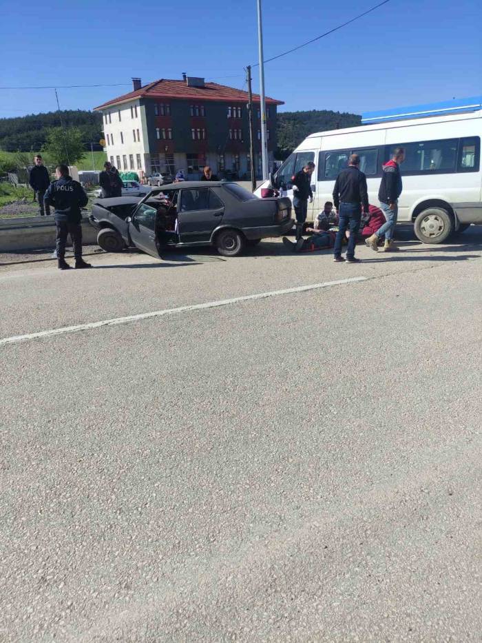 İşçi Servisi İle Otomobil Çarpıştı : 4 Yaralı