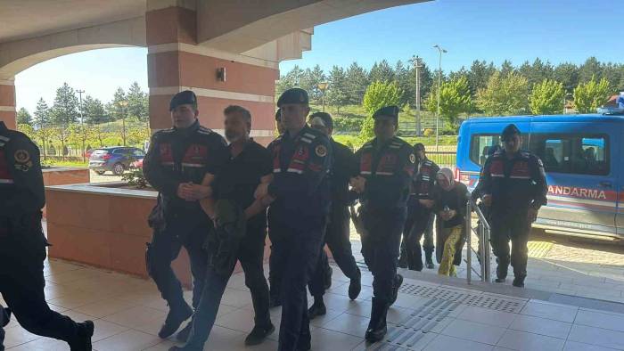 ’kesik Baş’ Cinayetinde Gözaltına Alınan 3 Zanlı Adliyeye Sevk Edildi