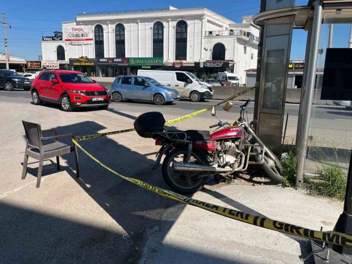 Emniyet Şeridinde İlerleyen Motosiklet Ciple Çarpıştı: 1’i Ağır 2 Yaralı