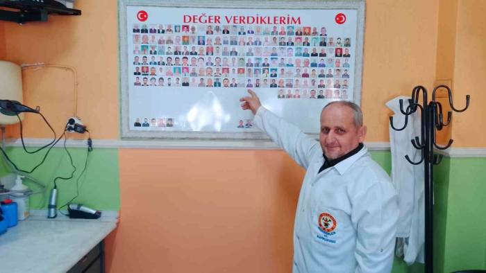 Müşterilerinin Anısını Berber Dükkanında Yaşatıyor