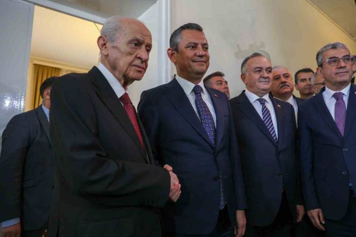 Mhp Lideri Bahçeli İle Chp Lideri Özel Tbmm’de Bir Araya Geldi