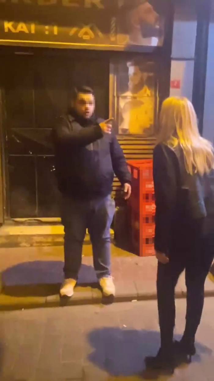 Taksim’de “Göbeğime Vurdun” Tartışması Kamerada: "Tokadımı Yersin" Diyerek Üstüne Yürüdü