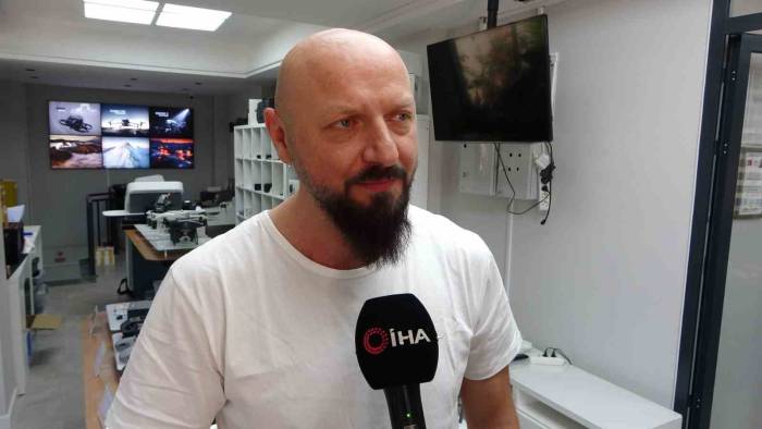 Maltepe’de Dükkana Girip Alışveriş Yapan Uzaktan Kumandalı Araba İlgi Odağı Oldu