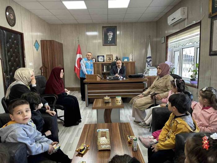 Minik Öğrenciler Kumbaralarını Türkiye Diyanet Vakfı’na Bağışladı