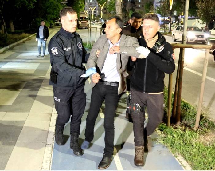 Polis Ehliyet İstedi, Alkollü Sürücü İse Ayakkabı: İlginç Diyalog Kamerada