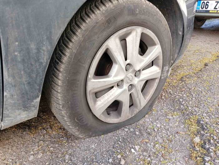 Ankara’da Park Halindeki Otomobillerin Lastikleri Yarılmış Halde Bulundu