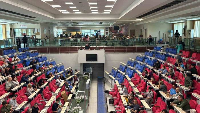 Anneler Günü Öncesi Çiçek Mezadına Yoğun İlgi