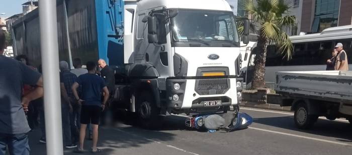 Tırın Altında Kalan Motosikletli Hayatını Kaybetti