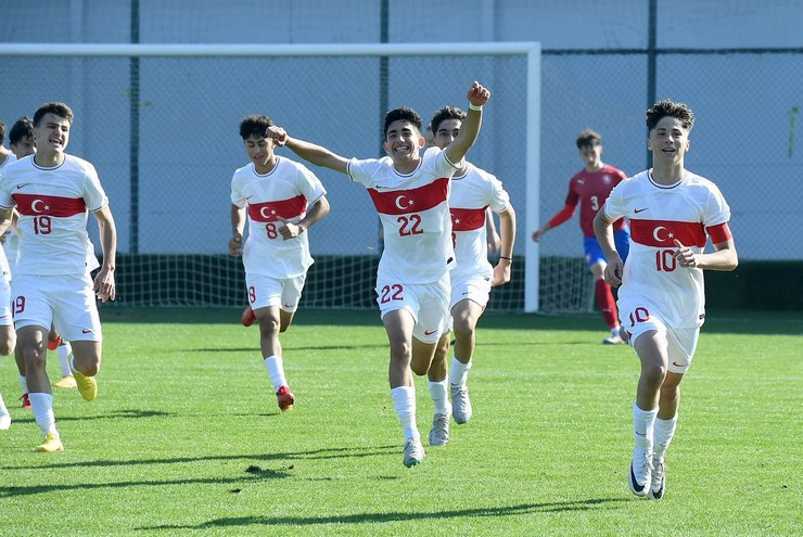 aykur-rizesporlu-emir-bora-coban-u16-milli-takiminin-uefa-gelisim-turnuvasi-aday-kadrosuna-davet-edildi-2.jpg