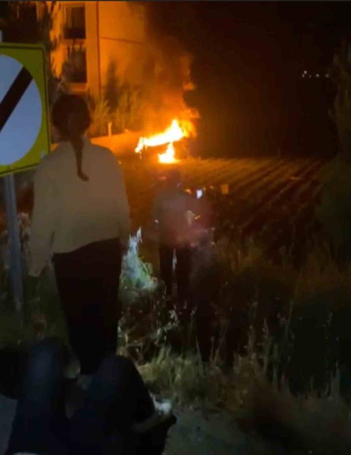 Takla Atan Otomobil Alev Topuna Döndü: 2 Yaralı