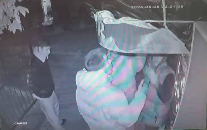 Boks Makinesini Çalıştıramayan Gençler, Cihaza Zarar Verdi: O Anlar Kamerada