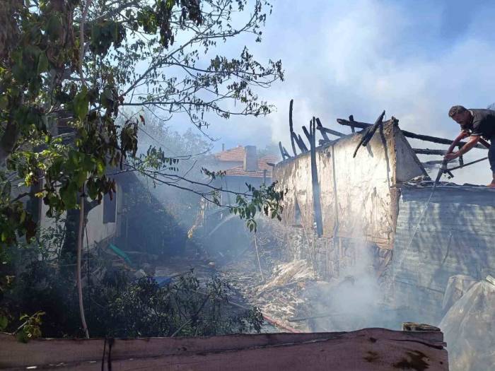 Alevlere Teslim Olan Ev Küle Döndü