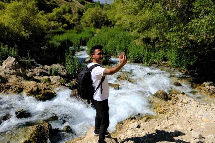 Doğa Harikası Girlevik Şelalesi’ne Hayat Veren Gözeler, Doğaseverlerin Uğrak Yeri Oldu