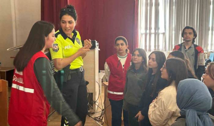 Öğrenciler Trafik Kurallarını Polislerden Öğrendi