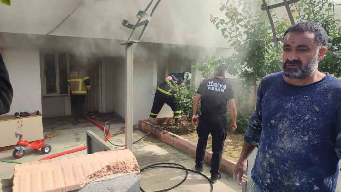 Keşan’da Bir Evde Çıkan Yangında Eşyalar Kullanılamaz Hale Geldi