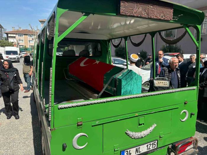 Eyüpsultan’da Öğrenci Tarafından Öldürülen Okul Müdürü Helallik Alınması İçin Evine Getirildi