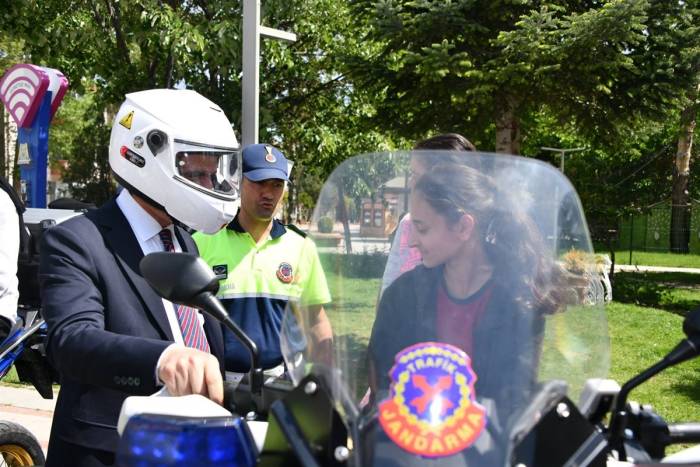 Isparta’da Ekiplerden Öğrencilere Uygulamalı Trafik Eğitimi