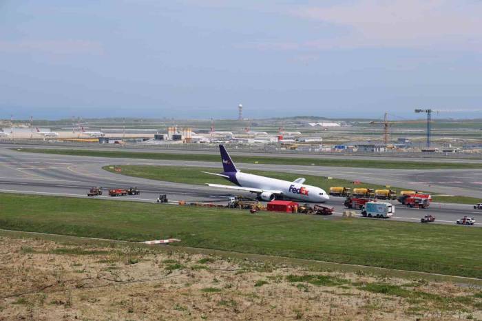 İga Gövdesi Üzerine İniş Yapan Kargo Uçağını Kurtarma Çalışmalarıyla İlgili Açıklama Yaptı