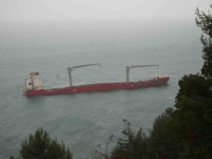 Karaya Oturduktan Sonra Parçalara Ayrılan Gemide Çalışmalar Sürüyor