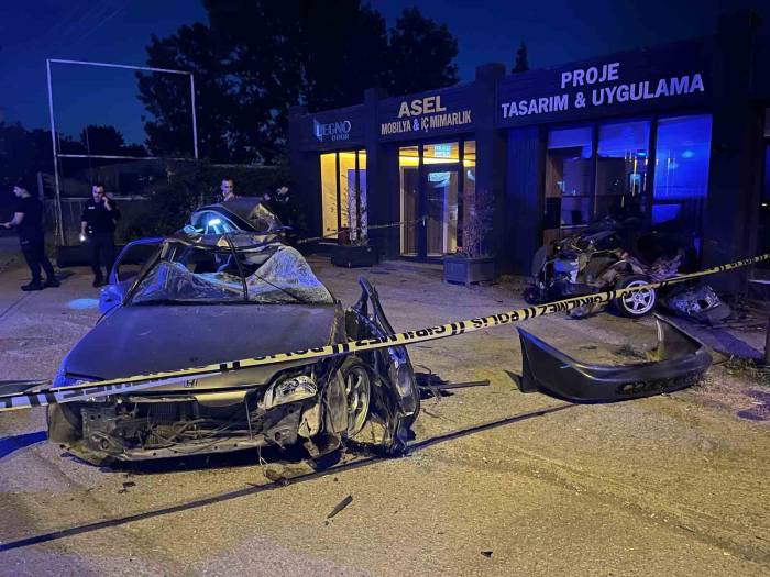 Elektrik Direğine Çarpan Otomobil İkiye Bölündü: 1 Ölü, 1 Yaralı