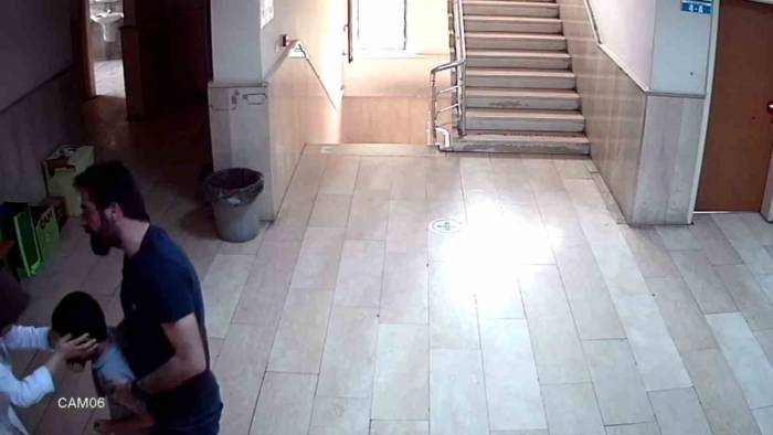 Boğazına Çanta Kancası Kaçan Çocuğu Öğretmenin ’heimlich’ Manevrası Kurtardı