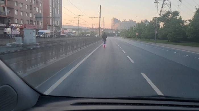 Sultangazi’de Elektrikli Scooter Sürücüsünün Tehlikeli Yolculuğu Kamerada