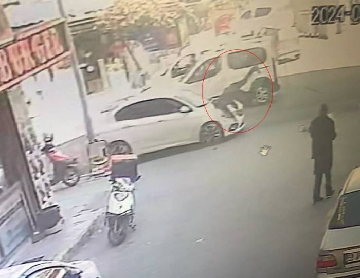 Yolun Karşısına Geçen Yayaya Otomobil Böyle Çarptı